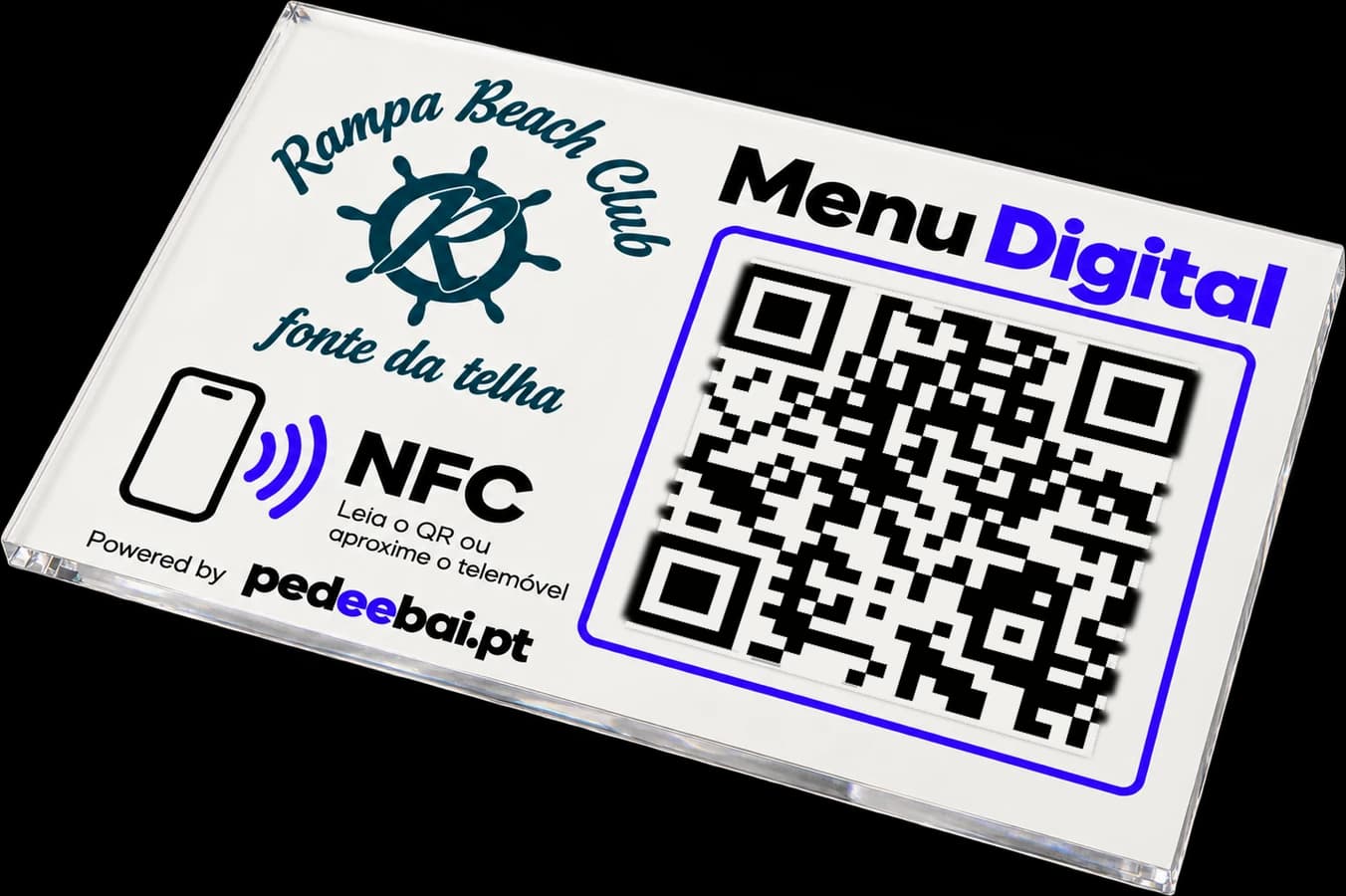 Expositor em acrílico do Rampa Beach Club com QR Code e NFC