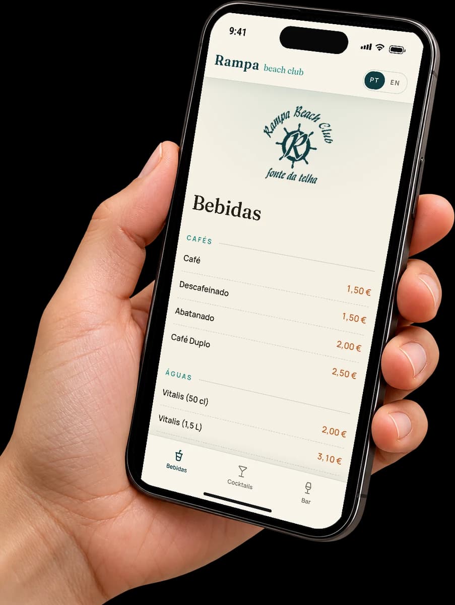 Mão a segurar um iPhone com o menu digital real do Rampa Beach Club